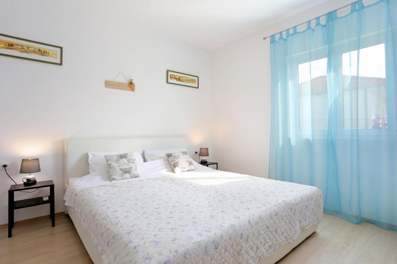 Seaside Holiday House Poljica, Trogir - 5161 Marina Exterior photo